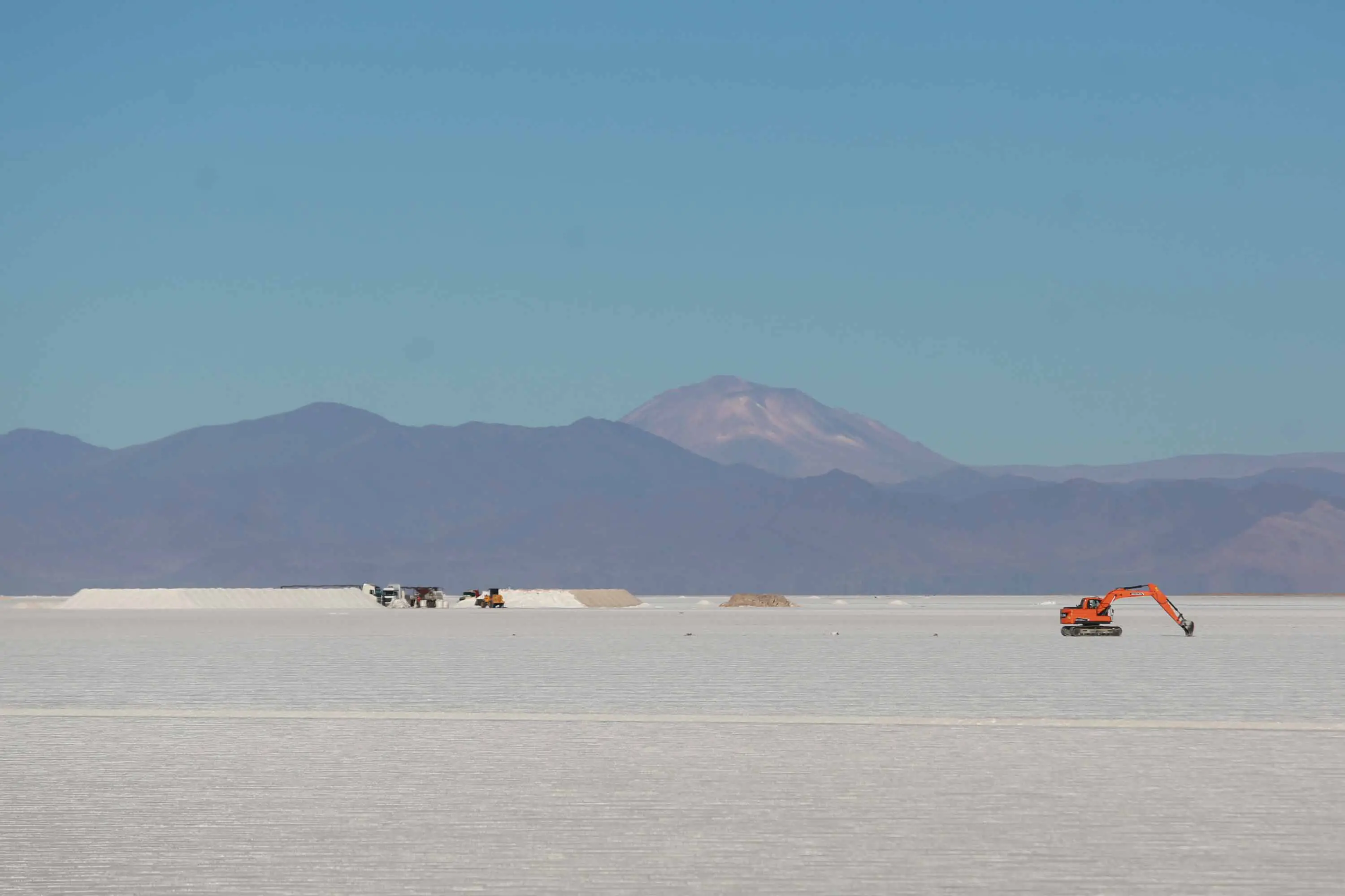 According to scientists, the extraction of the salt flats involves the use of water that can be very disruptive and cause important changes in the ecosystem. Photo: Nicolás Nuñez/Mongabay Latam and Diario.ar